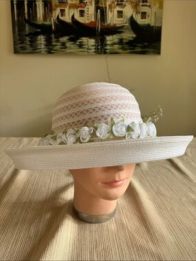 Elegant Women's White Floral Hat